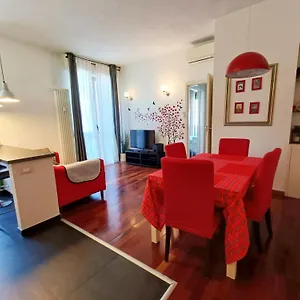 Apartment The Red In With Free Parking Italy